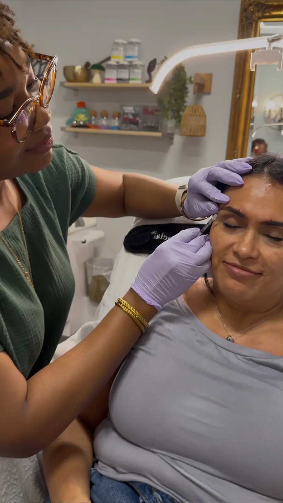 Novaréne clinician administering a Daxxify treatment to a client